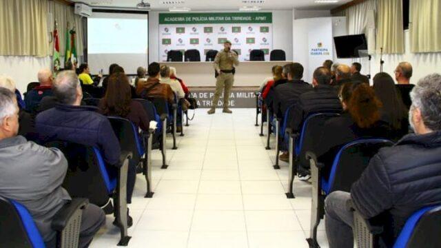 Imagem do coronel Emerson Fernandes palestrando na 5ª Edição do Participa Floripa