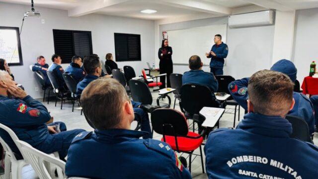 Palestra sobre automedicação e saúde mental no CBMSC de São Miguel do Oeste