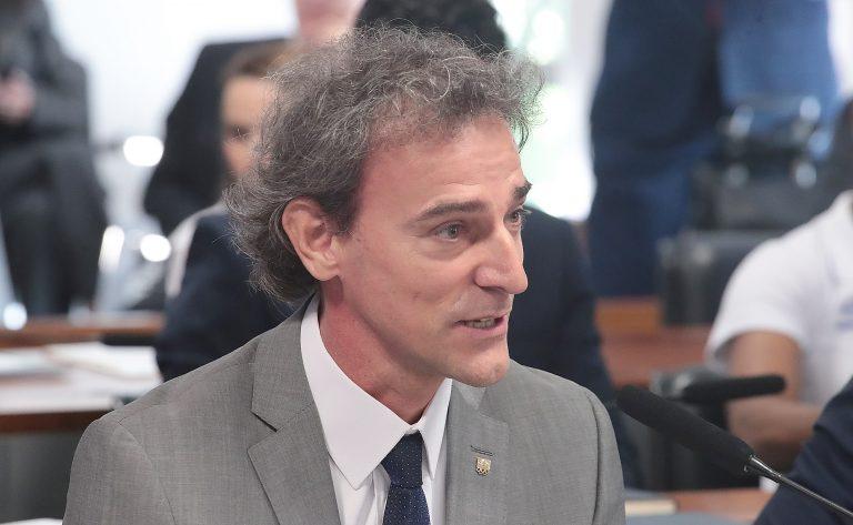 Imagem representativa de parlamentares e representantes do setor esportivo em debate