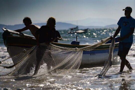 Pesca de arrasto de praia em Santa Catarina