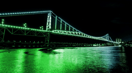 Ponte Hercílio Luz iluminada de verde em apoio ao câncer de cabeça e pescoço