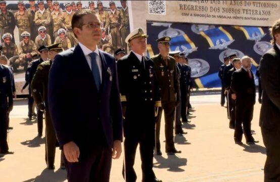 Presidente da Câmara dos Deputados Hugo Motta recebendo medalha Mérito Santos-Dumont da Aeronáutica