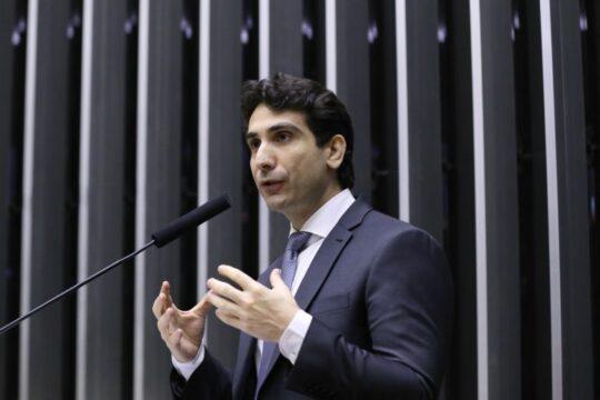 Foto do presidente do Banco Central Gabriel Galípolo em audiência na Câmara dos Deputados