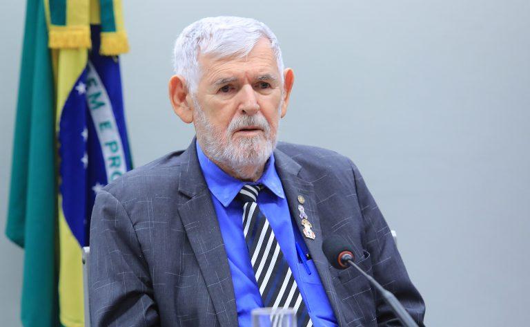Idoso exercitando-se com apoio de profissional de saúde