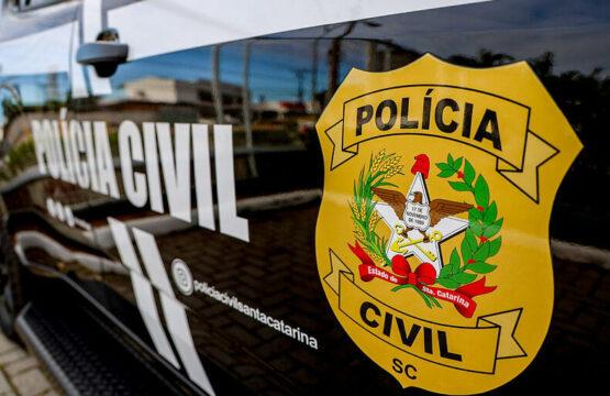 Mulher foragida do Ceará sendo detida em Blumenau