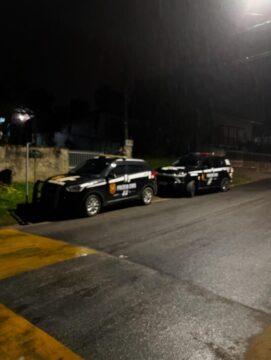 Homem sendo detido pela polícia