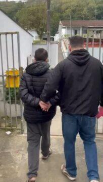 Homem sendo preso pela Polícia Civil em Blumenau