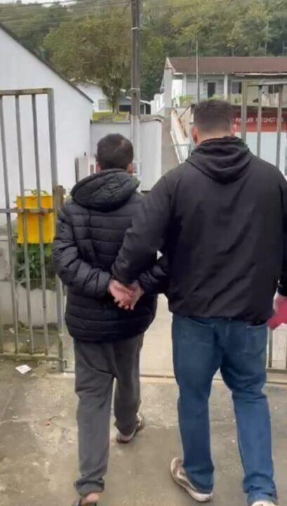 Homem sendo preso pela Polícia Civil em Blumenau