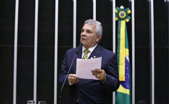 Imagem ilustrativa de um produtor rural e o Programa de Garantia da Atividade Agropecuária (Proagro)