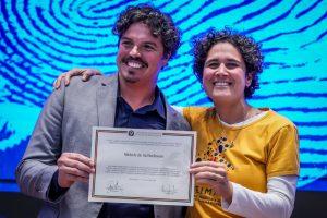 Professora Michele de Sá Dechoum recebendo homenagem na UFSC