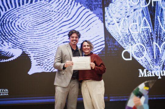 Professores Elisa Serena Gandolfo Martins e João Henrique Quoos recebem homenagem na Alesc