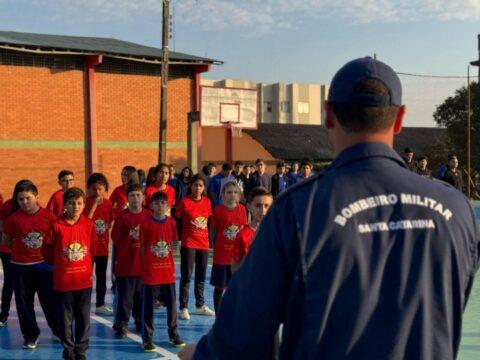 Capacitação de crianças no Programa Bombeiro Mirim em parceria com a Escola Joaquim Ramos Cívico-Militar