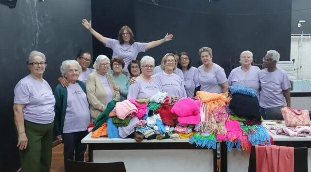Voluntárias tricotando para o Projeto Cachecóis do Amor