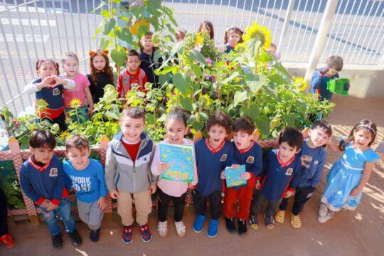 Livro Cantinho dos Girassóis - Edição para colorir