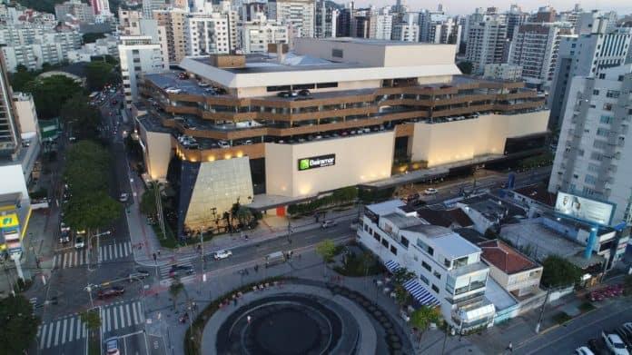 Artista se apresentando no palco do Beiramar Shopping