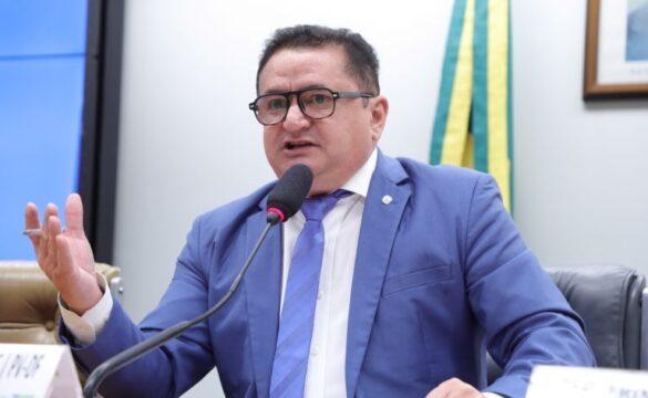 Pessoa com deficiência realizando prova física adaptada
