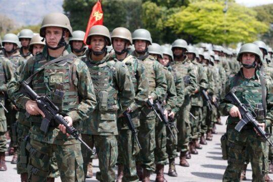 Militares em cerimônia