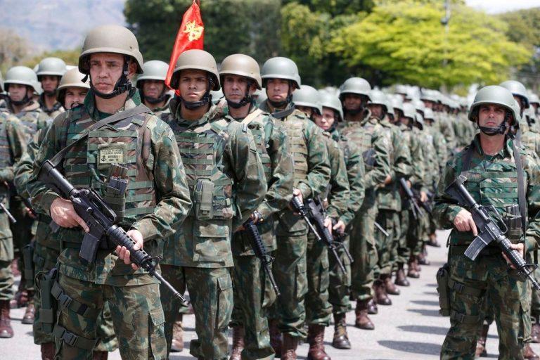 Militares em cerimônia