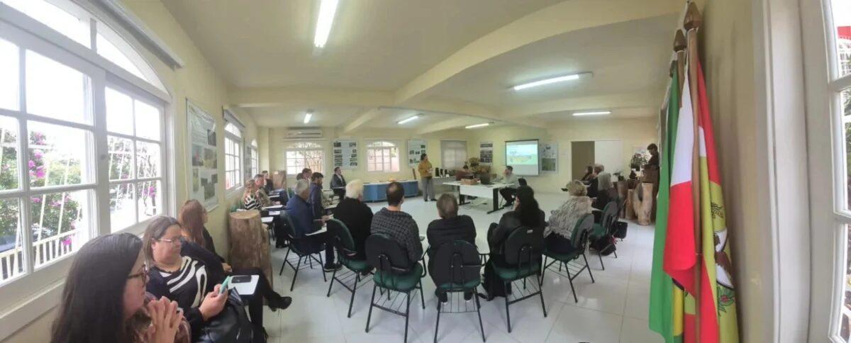 Representantes do poder público e da sociedade civil na reunião do COMDEMA em São José