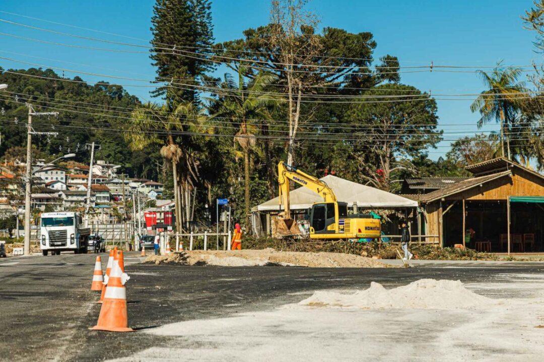 Rotatória em construção no bairro Forquilhas