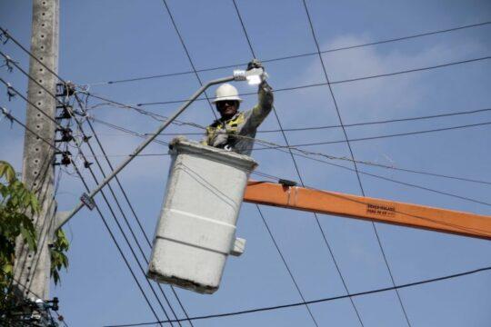 Criminosos roubando cabos elétricos