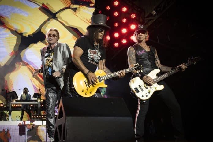 Público animado aguardando o show do Guns N’ Roses na Arena Opus em Santa Catarina