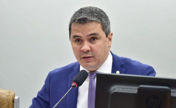 Símbolo do autismo em vaga de estacionamento reservada para pessoa com deficiência