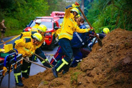 Bombeiros Militares em ação durante simulação de desastres