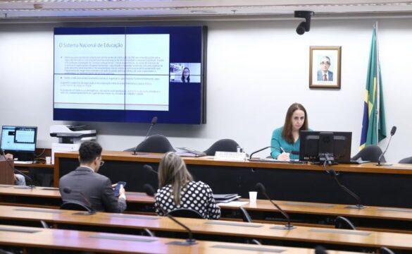 Ilustração representando o impacto do Sistema Nacional de Educação nas políticas educacionais do Brasil