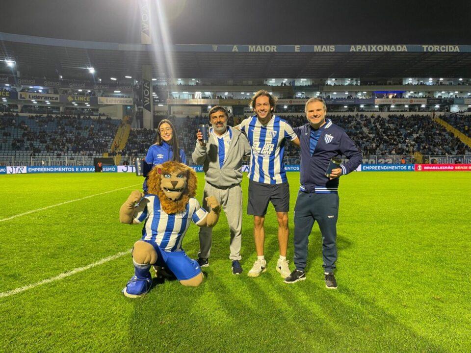 Sócios do Avaí cobrando pênalti no intervalo do jogo