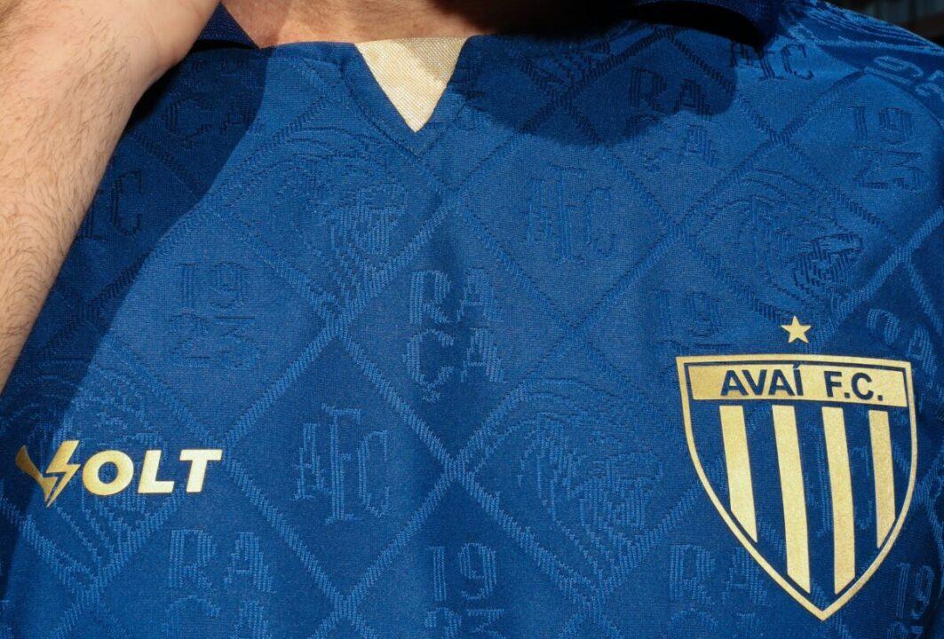 Nova terceira camisa do Avaí Futebol Clube com detalhes em dourado