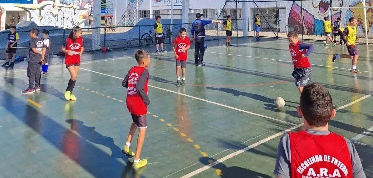 Crianças jogando futsal no bairro Ipiranga em São José