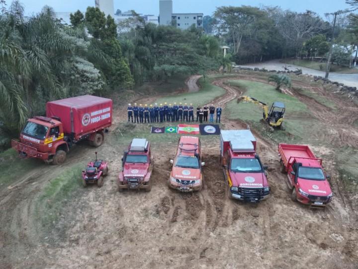 Bombeiros Militares em treinamento com viaturas 4x4