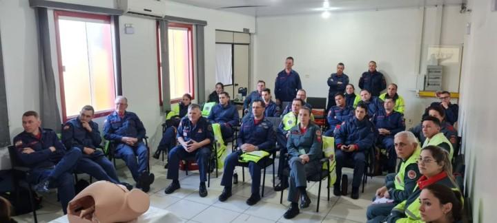 Bombeiros em treinamento de trauma e parto emergencial