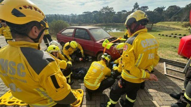 Bombeiros em treinamento de Resgate Veicular