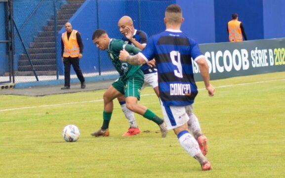 Tubarão e Metropolitano jogando futebol