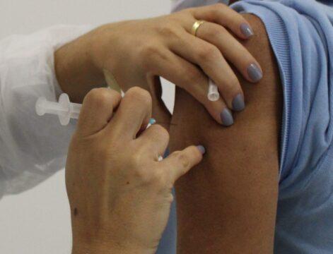 Adolescentes recebendo vacina contra HPV em São José