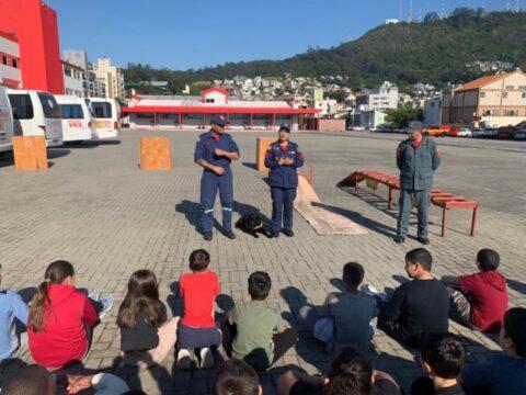 Bombeiros mirins aprendendo sobre prevenção contra incêndios e primeiros socorros