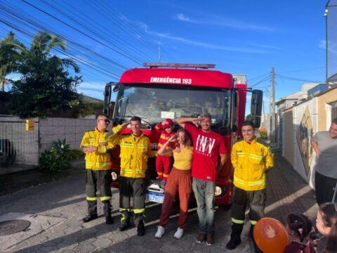 Bombeiros trazem alegria para aniversário de Vicente