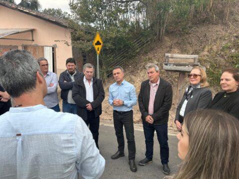 Autoridades e o secretário adjunto de Infraestrutura de SC percorrem trecho da rodovia
