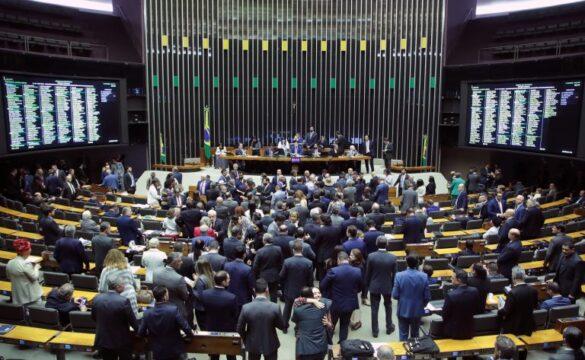 Deputados votando em plenário
