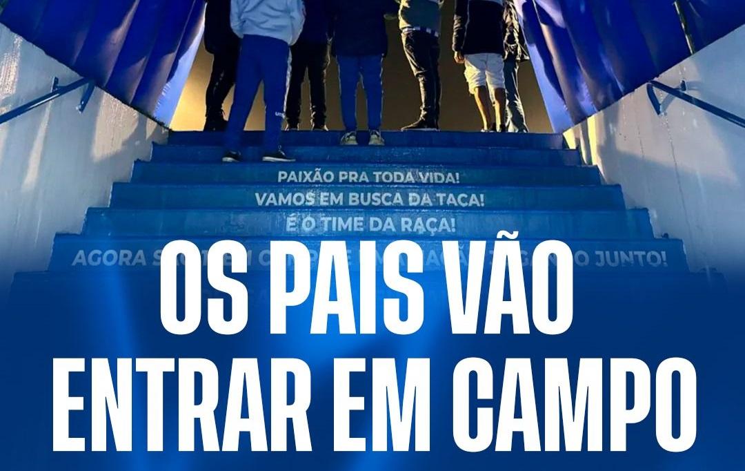 Pais entrando em campo com jogadores em homenagem ao Dia dos Pais