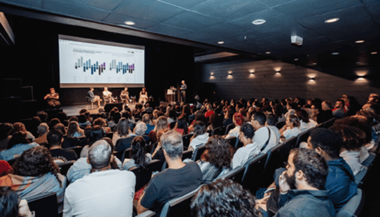Pessoas participando de atividades culturais em Florianópolis