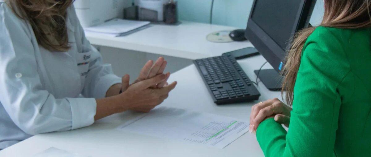 Mulheres recebendo apoio na Secretaria de Assistência Social de São José