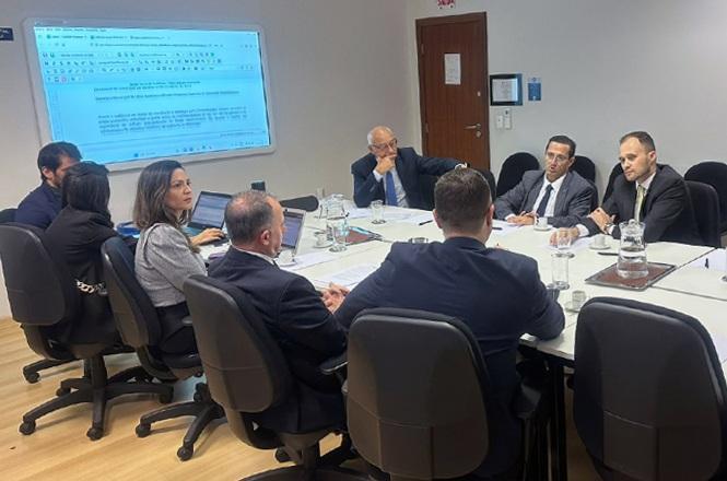 Representação da assinatura do acordo entre MP e Prefeitura de Florianópolis