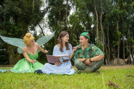 Adaptação teatral de Peter Pan com intérprete de LIBRAS