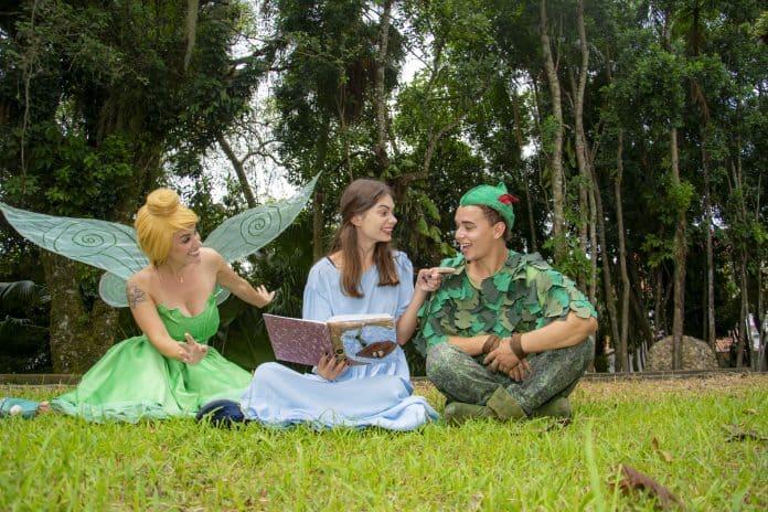 Adaptação teatral de Peter Pan com intérprete de LIBRAS