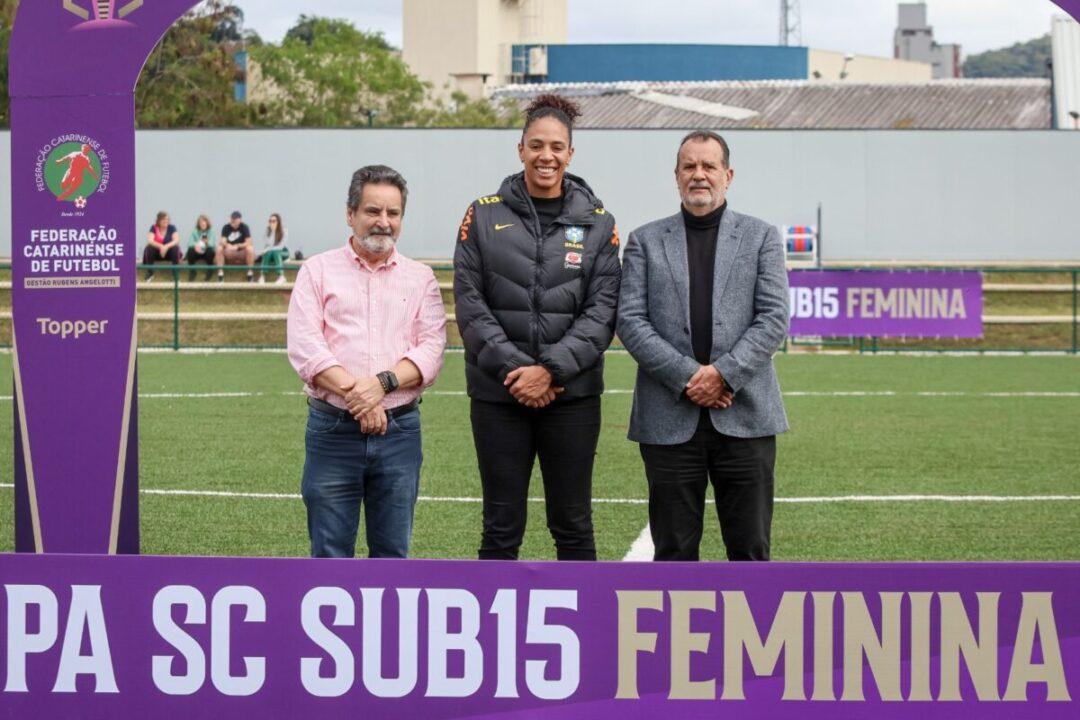 Aline Pellegrino e Rubens Angelotti observando jogos da Copa SC Sub-15 Feminina