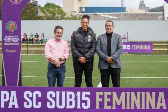 Aline Pellegrino e Rubens Angelotti observando jogos da Copa SC Sub-15 Feminina