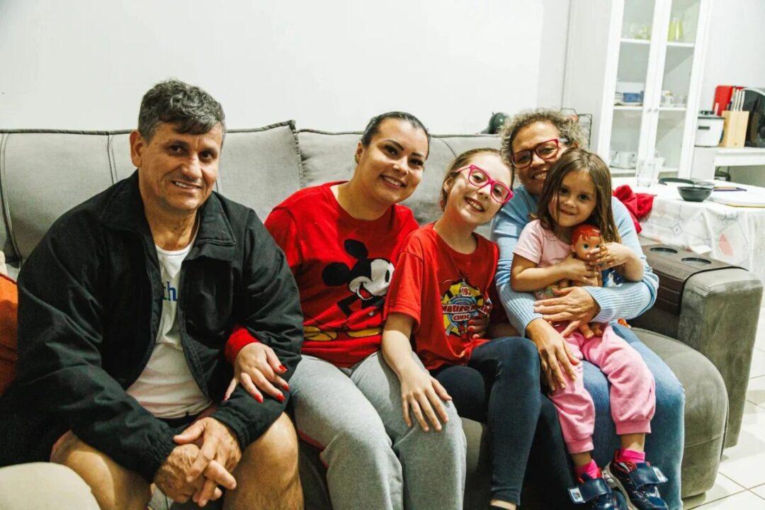 Lara aplicando técnica de desengasgo do curso Bombeiro Mirim